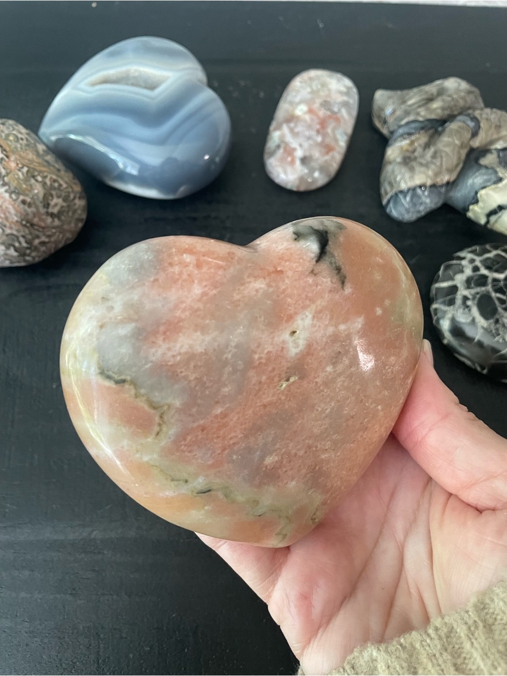 Large polished crystal, heart and peach calcite - Picture 6 of 10